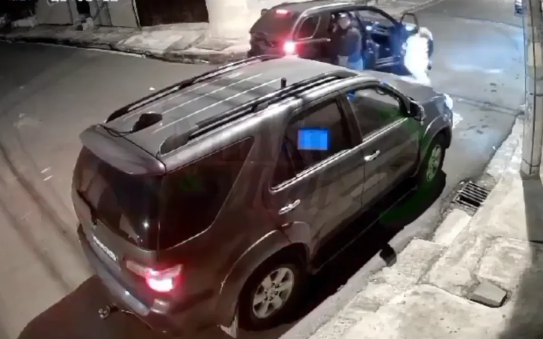 Ecuador: Estaba estacionado a medianoche en una calle y se defendió a balazos de tres asaltantes