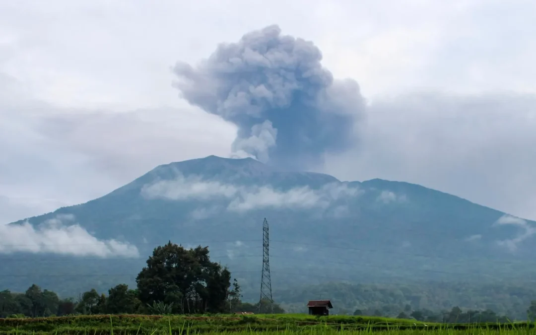 Fallecidos y personas desaparecidas tras la erupción de un volcán en Indonesia
