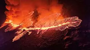Islandia: Volcán entró en erupción cerca de la capital y evacuaron ciudadanos