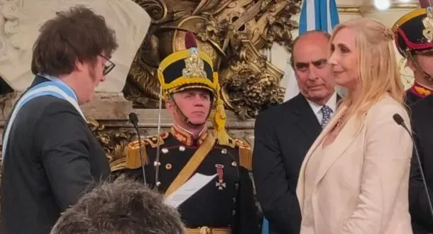 El presidente lloró cuando le tomó juramento a su hermana como Secretaria de la Presidencia