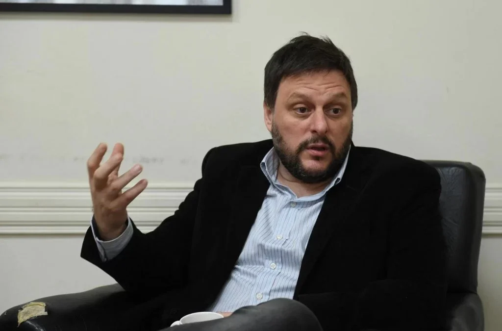  Leandro Santoro reaccionó al DNU de Milei afirmando que “más que un decreto,es un plan de negocios”