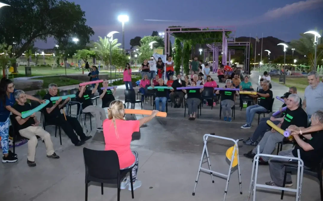 Colorida muestra de talleres del Hogar de Ancianos en el Parque de la Ciudad