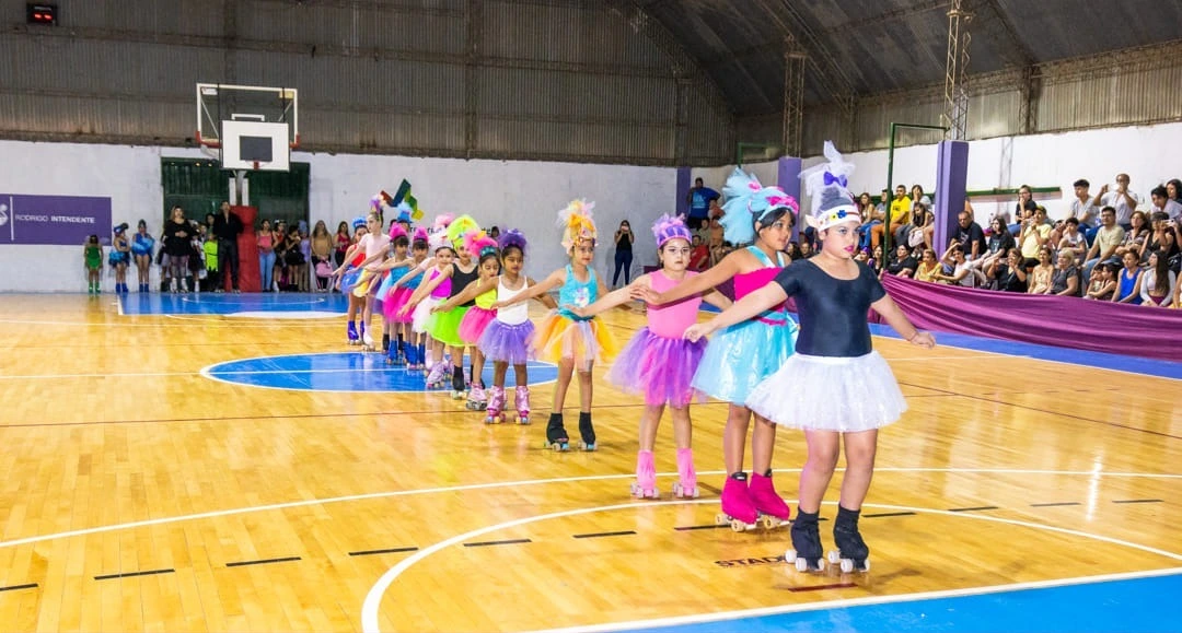 Realizaron colorida muestra final de la escuela municipal de patín artístico