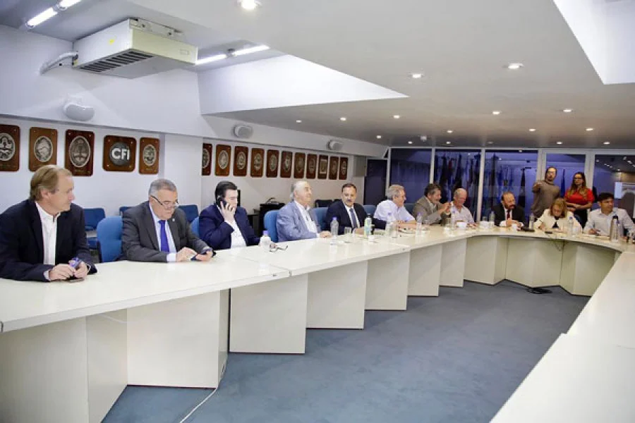Tras la reunión con el presidente, Quintela junto a otros gobernadores firmaron un proyecto de ley de coparticipación de un 70% del impuesto al cheque