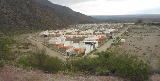 Barrio Puesta del Sol: Intendente propone a vecinos poner una bolsa de cemento cada uno y con mano de obra municipal hacer la obra de ingreso