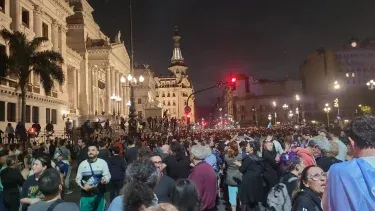 Ciudadanos se manifestaron frente al Congreso con cacerolas, tras el anuncio del DNU de Milei