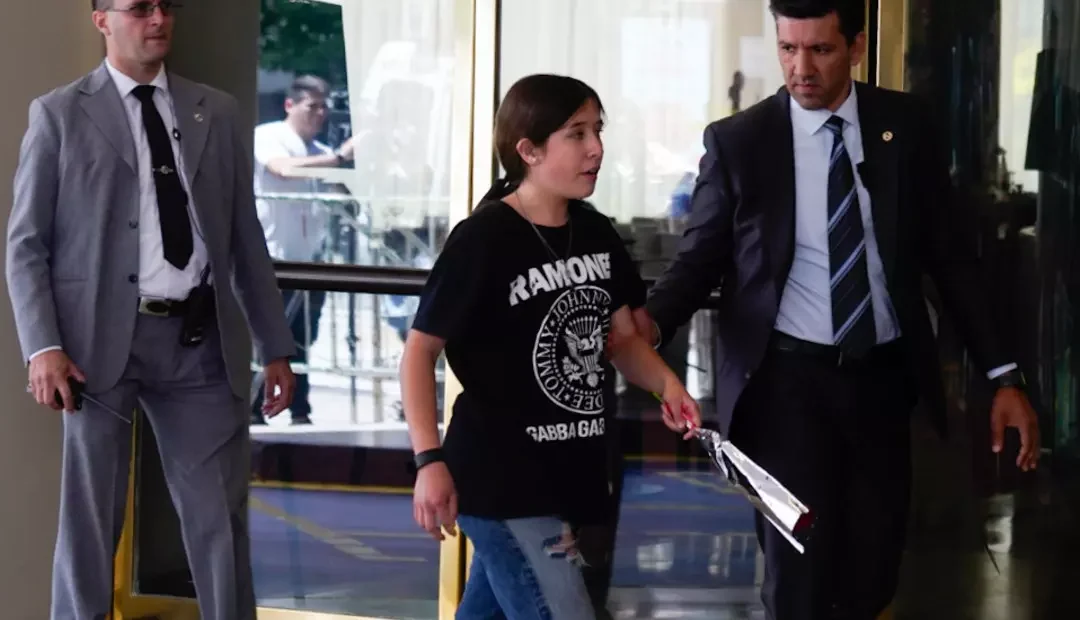 Una nena quiso entregarle una flor a Milei en el hotel donde vive, la seguridad reaccionó con molestia y se lo impidió