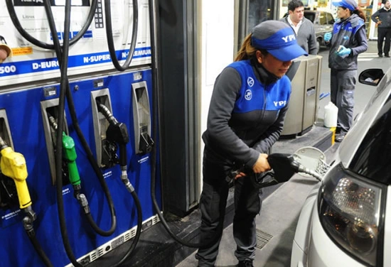 YPF aplicó un fuerte aumento del 37 %  en los combustibles