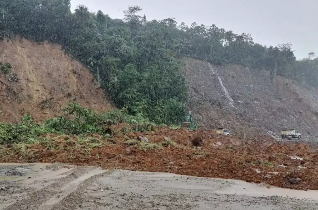 Colombia: Derrumbe aplastó una casa en la que permanecían alrededor de 50 personas