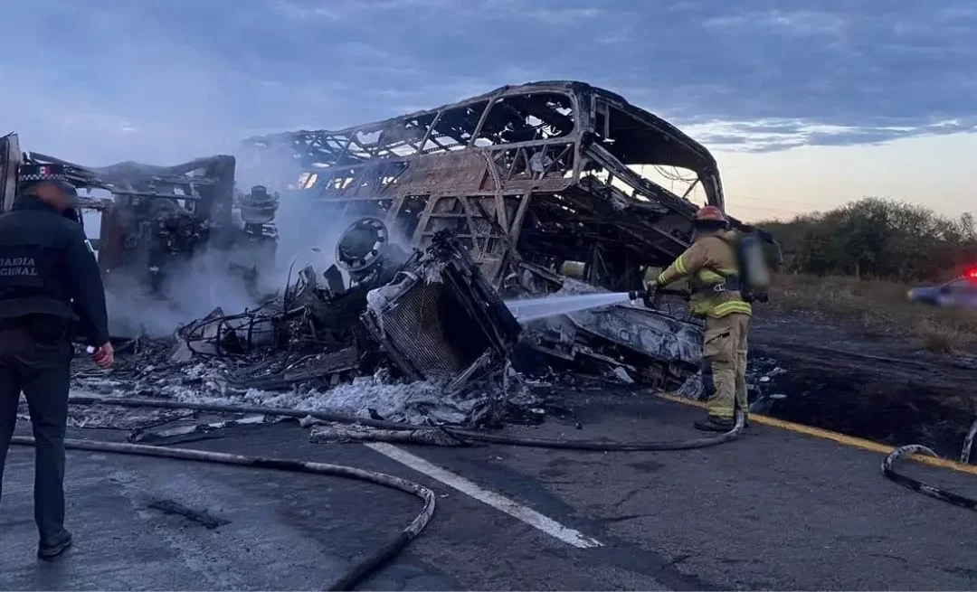 México: Casi 20 fallecidos tras un accidente que involucró a un colectivo de larga distancia