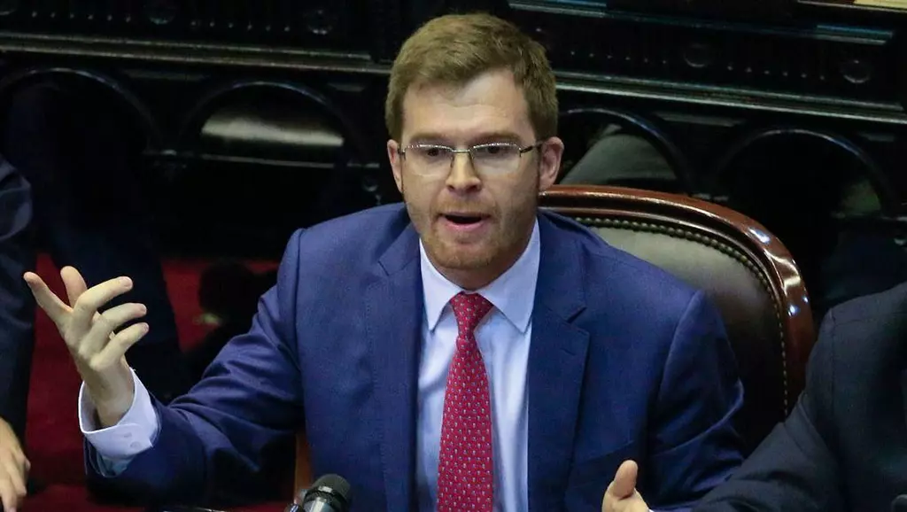 Provincias se molestaron con Milei tras negarles repartir el impuesto País, luego de que el ministro Francos se los había ofrecido