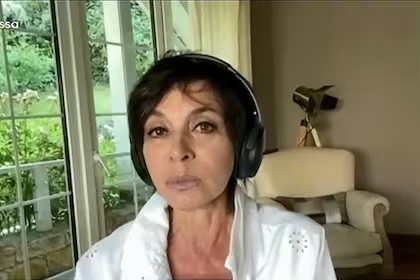 La periodista Mónica Gutiérrez protagonizo un insólito boopler en vivo cuando su esposo paso desnudo frente las cámaras