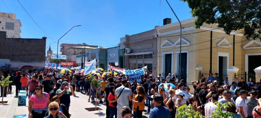 La Rioja salió a las calles a manifestarse contra el ajuste, el DNU y la »Ley Ómnibus» que se debatirá en el Congreso