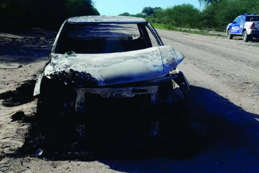 La policía encontró el cadáver de una mujer en una camioneta incendiada en la ruta 25