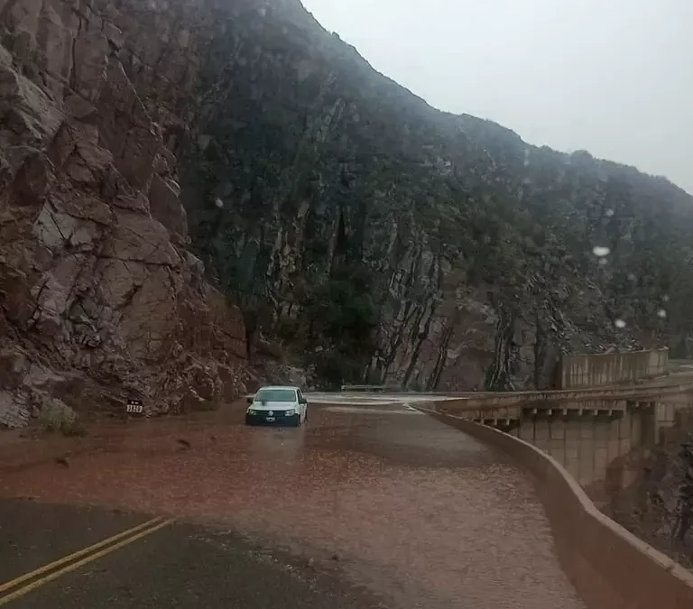 Caída de postes y ríos crecidos durante la tormenta de este lunes por la tarde