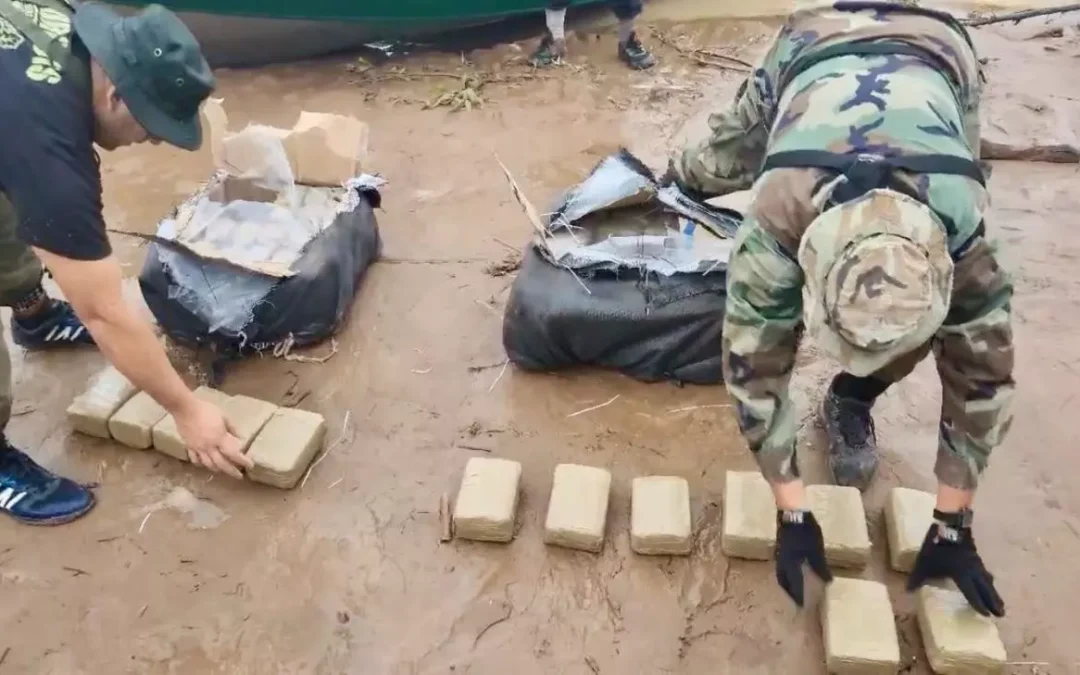 Salta: Gendarmería decomisó 49 kg de marihuana al divisar a dos personas que flotaban sobre bultos en el Río Bermejo