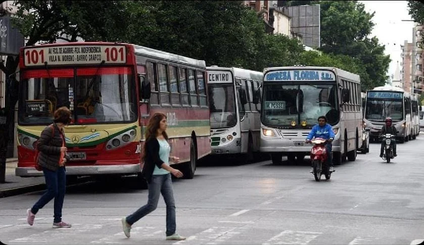Gremio de colectiveros advirtió que la quita de subsidios y la desregulación tarifaria provocarán el “colapso” y pondrán en riesgo el salario y el empleo