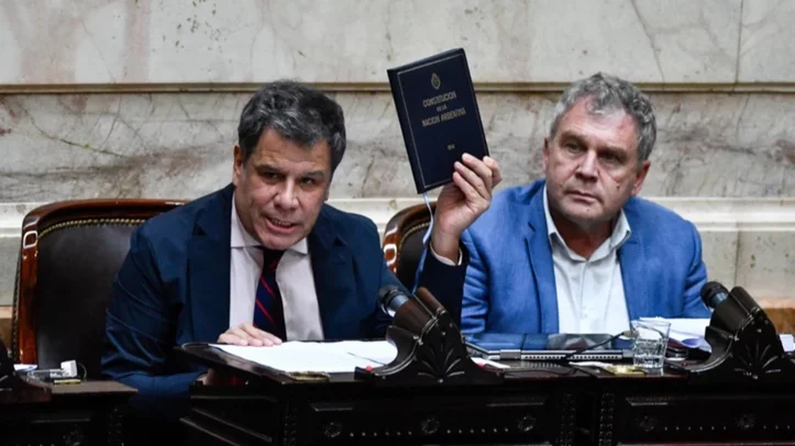 Manes tildó de improvisado a Milei y lo acusó de darle libertades solo a los que concentran el poder económico del país