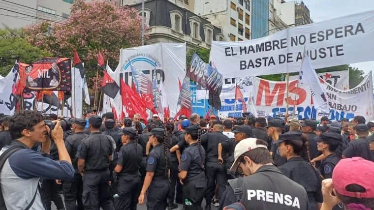 “Todos estamos igual”: La respuesta de un oficial a un manifestante que reclamaba por el desfinanciamiento a comedores