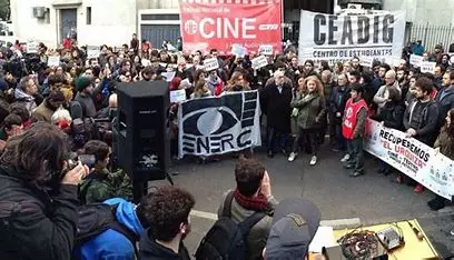 Tenso incidente entre policías y ciudadanos que reclamaban por el ajuste al cine argentino en Buenos Aires