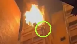Córdoba: un joven fallecido y otro en grave estado tras intentar escapar de un incendio en un edificio. Investigan si se trató de una fuga de gas
