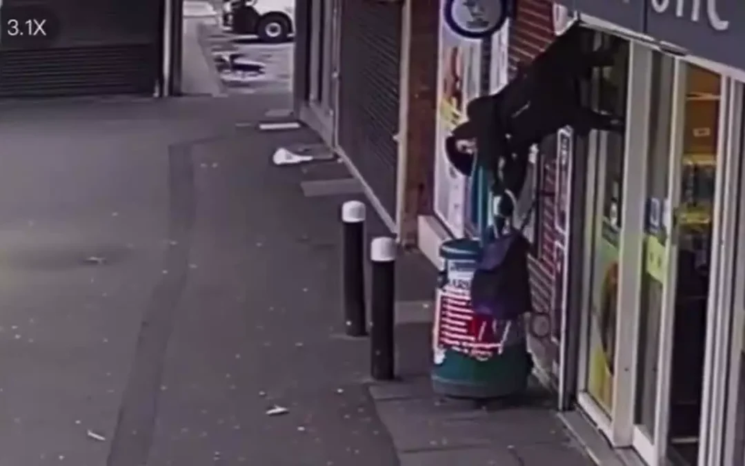 Reino Unido: Mujer de 71 años quedó colgada de una persiana mientras esperaba que abriera el supermercado