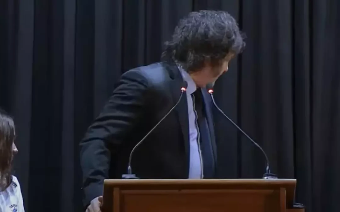 Una escolta se desmayó mientras Milei daba un discurso en un colegio, y el mandatario bromeó: “Nombras a los comunistas es tan peligroso que genera problemas siempre”
