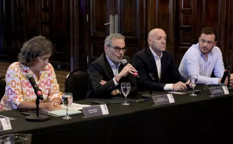 Dengue: El secretario de Salud nacional afirmó que “la vacuna en este momento no es útil para el brote” aunque hay provincias que ya iniciaron pruebas piloto