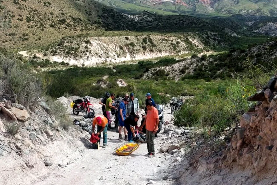 Turista francés sufrió varias fracturas tras caer de su moto camino a La Mejicana