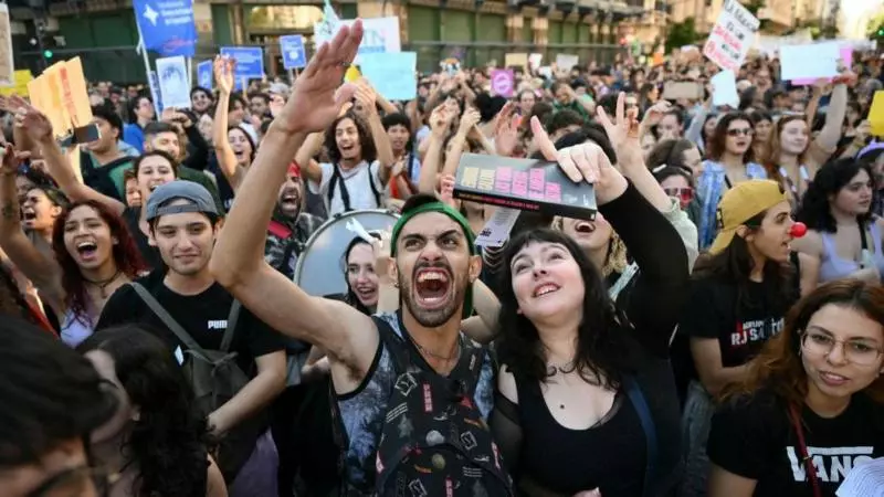 Miles de universitarios salieron a las calles del país, para hacer oír su voz por la quita de recursos de Nación a las universidades públicas
