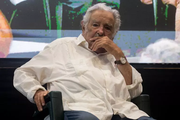El expresidente de Uruguay, José Mujica, comunicó que tiene un tumor en el esófago «doblemente complejo», por una enfermedad inmunológica que ya padecía
