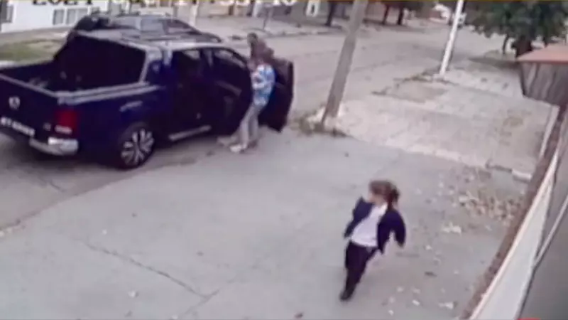 Madre de una niña de 6 años que presenció un violento robo en Buenos Aires, dio detalles del estrés que sufre: «le cuesta dormir, tiene miedo… es terrible vivir así»