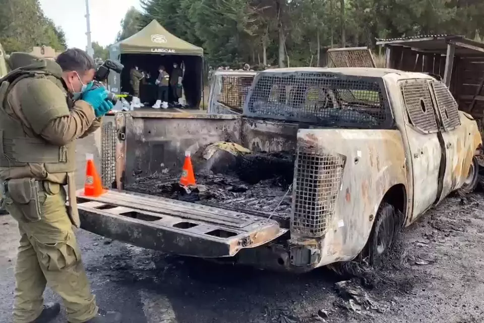 Chile: Asesinaron a tres carabineros, y hay toque de queda. La Justicia confirmó que fueron baleados y luego incinerados adentro del vehículo donde fueron encontrados