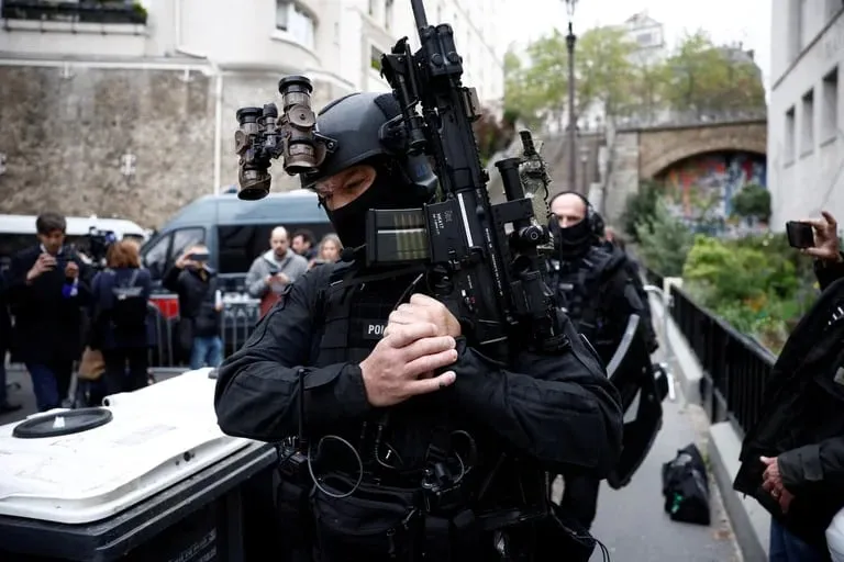 París: Detuvieron a sujeto que amenazaba con hacerse estallar en el Consulado de Irán, tras un fuerte operativo de seguridad