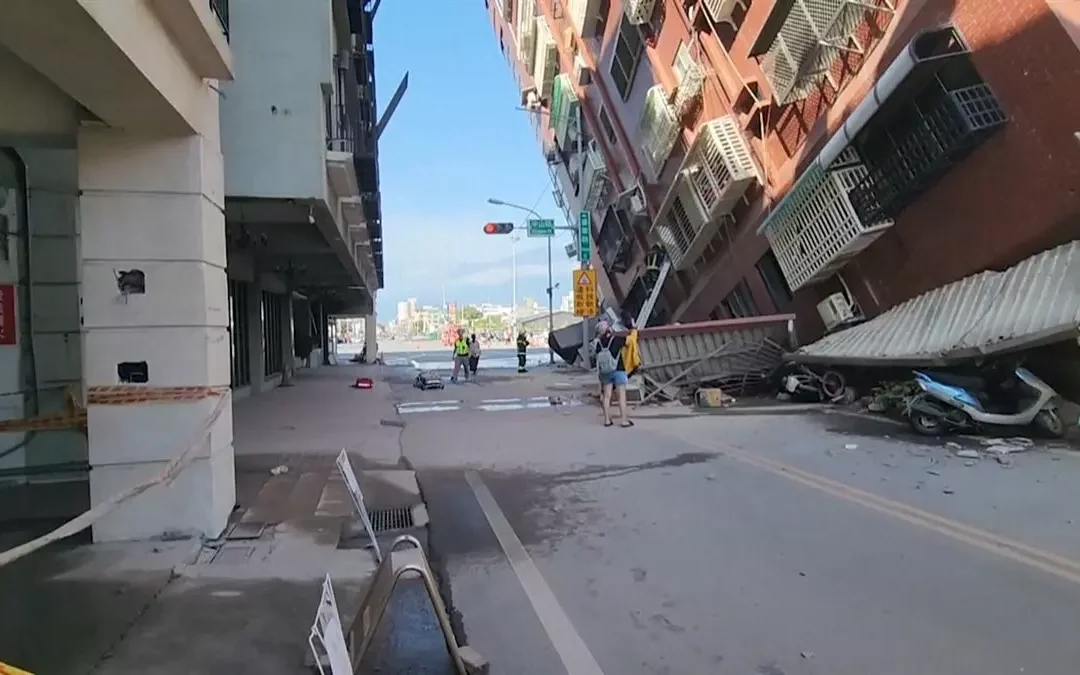 Terremoto de más de 7 grados de magnitud sacudió Taiwán: Rescatistas trabajan en edificios colapsados y hay alerta de tsunami para Japón y Filipinas
