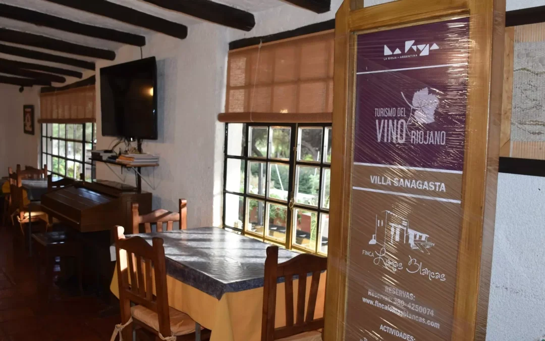 Entregan cartelería a bodegas de Chilecito, Famatina y Sanagasta