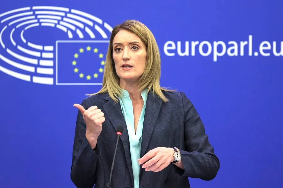 Tras diez años de negociaciones, el Parlamento europeo aprobó un pacto migratorio y de asilo