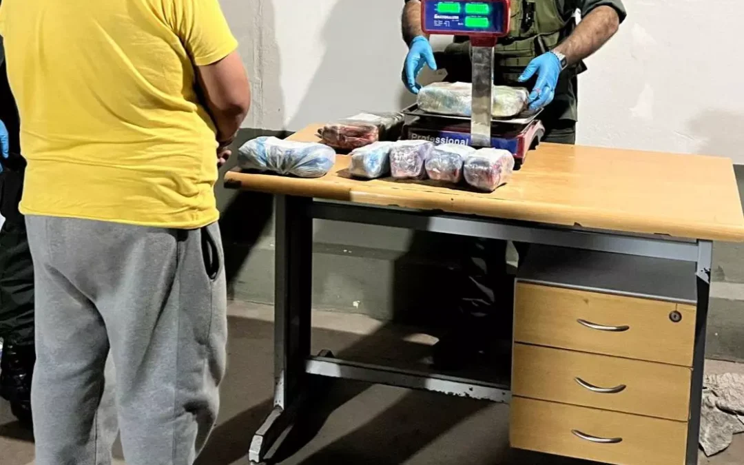 Salta: Gendarmería extrajo 11 kilos de marihuana ocultos en el torpedo y bajo los paneles de las puertas de un vehículo, durante un control en Ruta 5