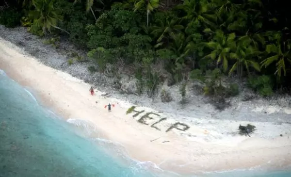 Rescataron a tres náufragos que escribieron “AYUDA”con hojas de palmeras en la arena de una isla remota del Océano Pacífico