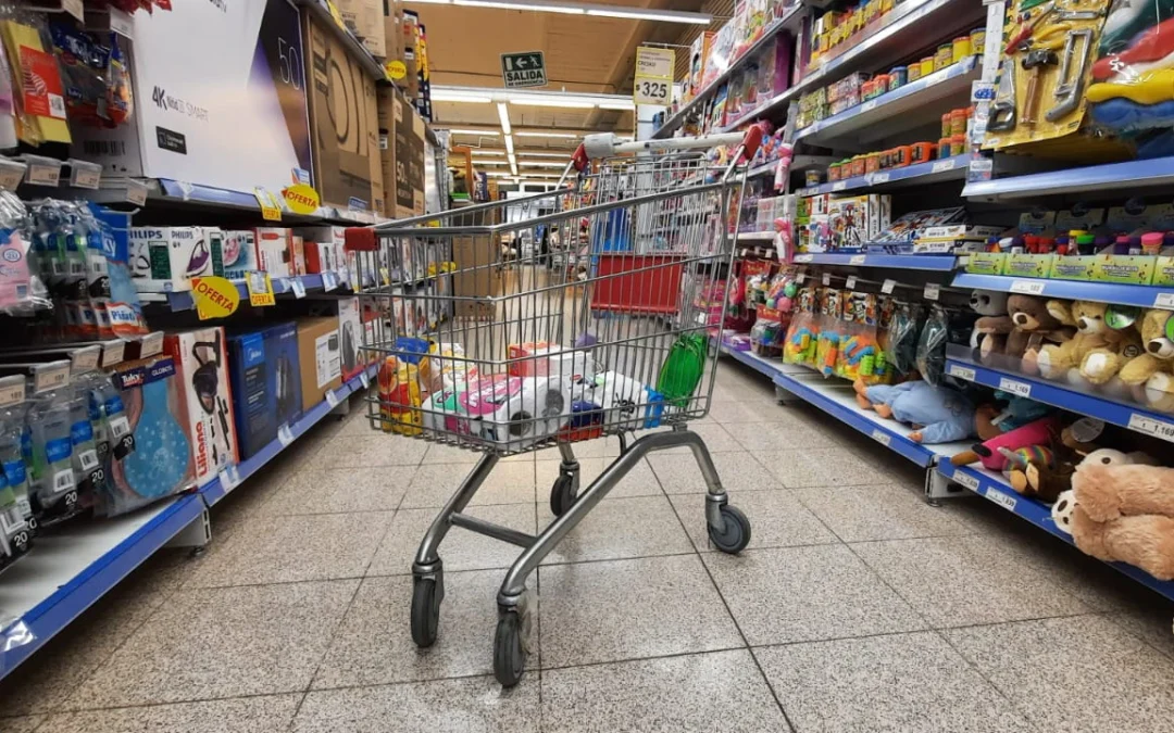 Supermercados: El consumo real cayó un 43% en febrero