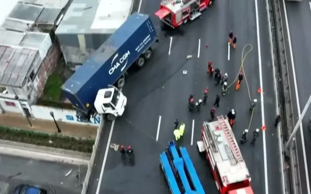 Buenos Aires: Camión quedó colgando de la autopista 25 de Mayo y hay un importante operativo para evitar que caiga al vacío