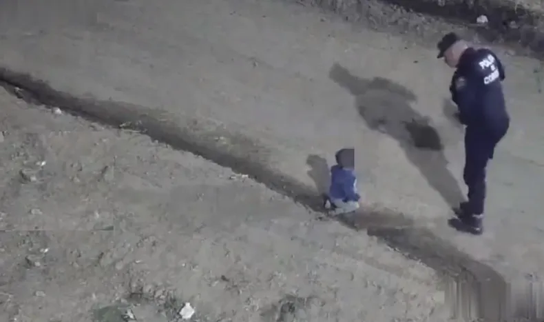 La policía de Córdoba encontró a un bebé de un año que se escapó de su casa gateando, durante la madrugada de este martes