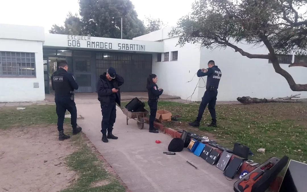 Un nene de 10 años fue descubierto infraganti robando en su escuela del barrio Yapeyú de Córdoba. Investigan su entorno familiar