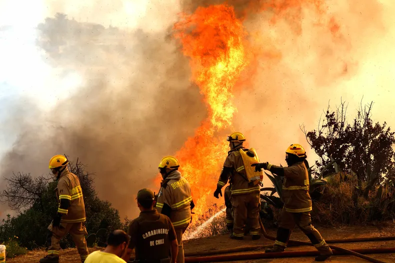 Chile: Detuvieron a un bombero, y un funcionario forestal, acusados de ser los responsables del incendio de Viña del Mar a principio de año, que acabó con la vida de 137 personas
