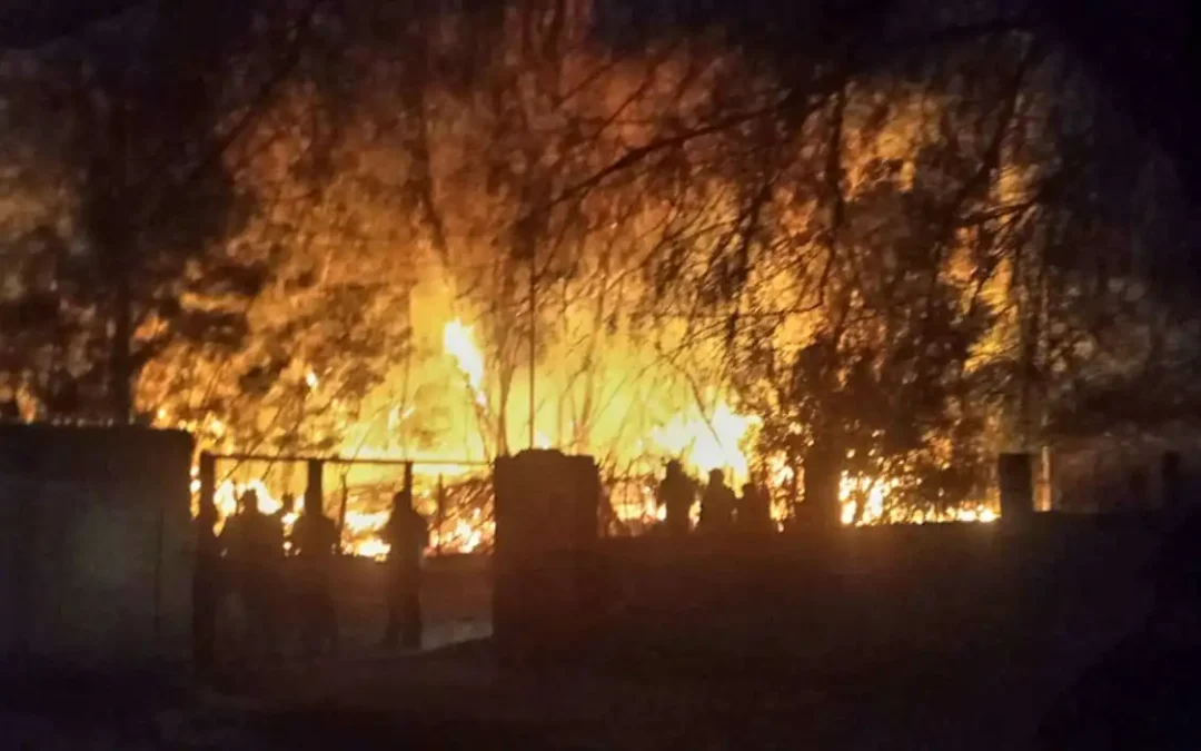 Fuerte viento zonda provocó un incendio de gran magnitud en la localidad de Campanas