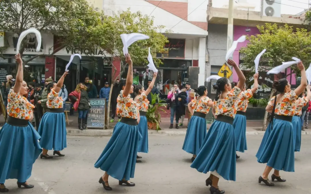 Chilecito celebró el 25 de mayo con un masivo baile del pericón y el tradicional locro
