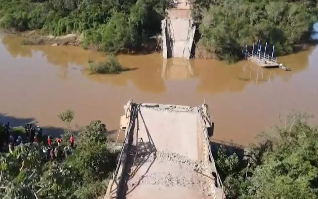 Colapsó un puente tras el paso de un camión de gran porte en Bolivia, causando cinco fallecidos y tres desaparecidos