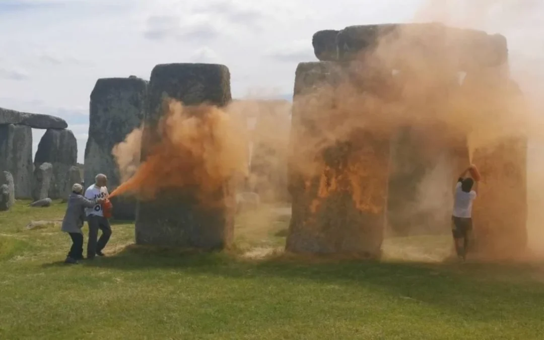 Dos activistas de Just Stop Oil vandalizaron el Stonehenge, en Gran Bretaña. Buscan que el gobierno de ese país ponga fin a la extracción y quema de petróleo, gas y carbón para el 2030