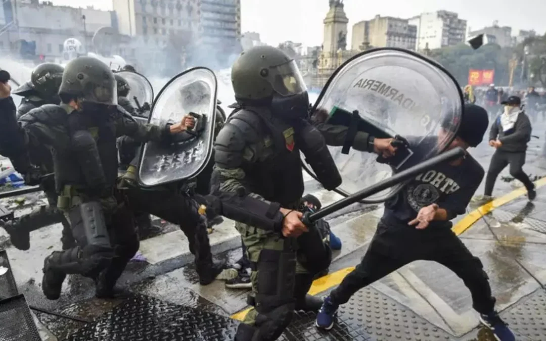 Manifestante detenida frente al Congreso denunció que “simplemente estaba filmando. Un señor de civil me dijo que no podía filmar, me empujó y me detuvo”
