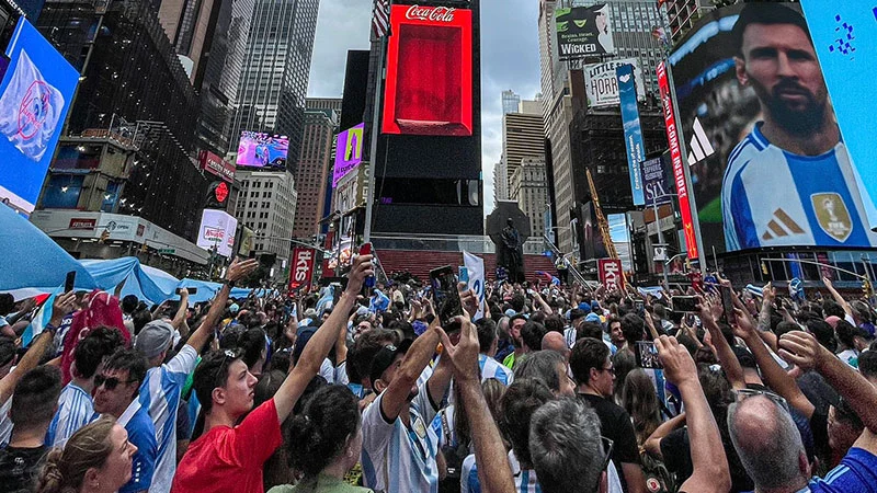 Hinchas argentinos coparon Times Square en Nueva York, alentaron a la selección próxima a enfrentarse a Chile en New Jersey y cantaron el feliz cumpleaños al capitán Lionel Messi